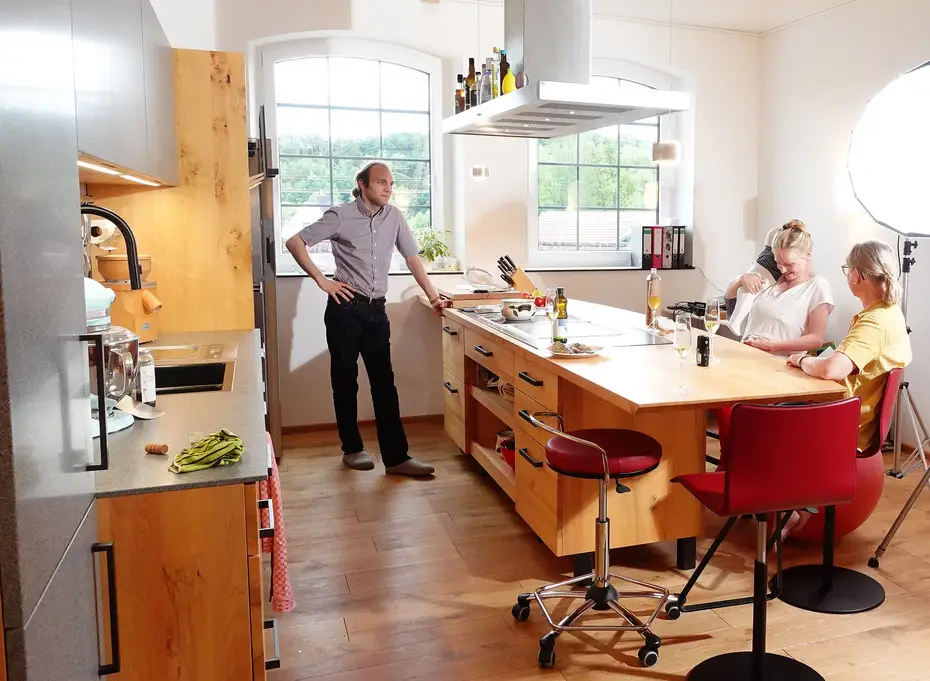 Rüsterküche mit Kochinsel