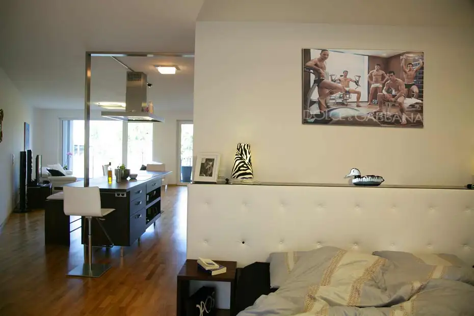 Laras Loft haben wir mit Massivholzmöbeln und em kompletten Zubehör wie Polstermöbeln von Jori Matratzen von Pro Natura und dem Besteck von Auerhahn eingerichtet. eingerichtet.