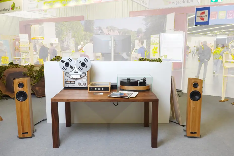 Hifi-Anlage in Massivholz auf der Consuemnta 2022 Hifi-Anlage in Massivholz auf der Consuemnta 2022