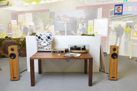 Hifi-Tisch-Möbel in Einzelanfertigung aus Nussbaum Hifi-Tisch-Möbel in Einzelanfertigung aus Nussbaum