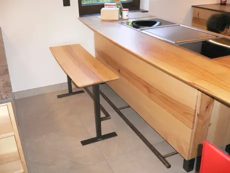 Dezente Fußreling in Rohstahl