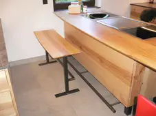 Zweibeinige Bank in Rohstahl mit Kufe 