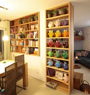 Beidseitig nutzbares Regal aus Elsbeere als Raumteiler