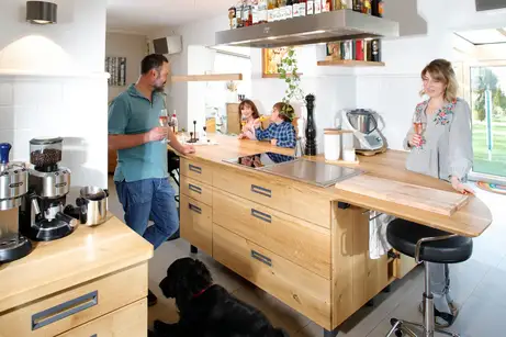 Auch der Hund hat seinen Platz an der Kochinsel Auch der Hund hat seinen Platz an der Kochinsel