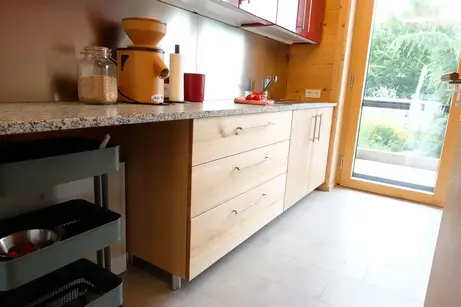 Hauswirtschaftsraum in Metall und Massivholz