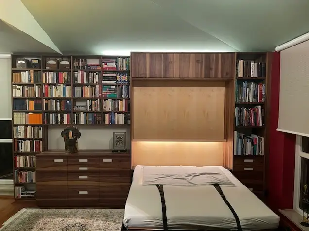 Klappbett als Gästebett in Bücherwand aufgeklappt 