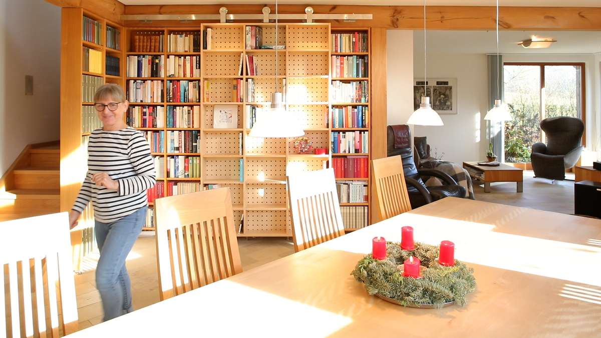 Massivholz-Bücherwand mit vorgelagertem Rollregal 