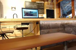 Steckdose für Notebook oder Smartphone unter der Insel Steckdose für Notebook oder Smartphone unter der Insel