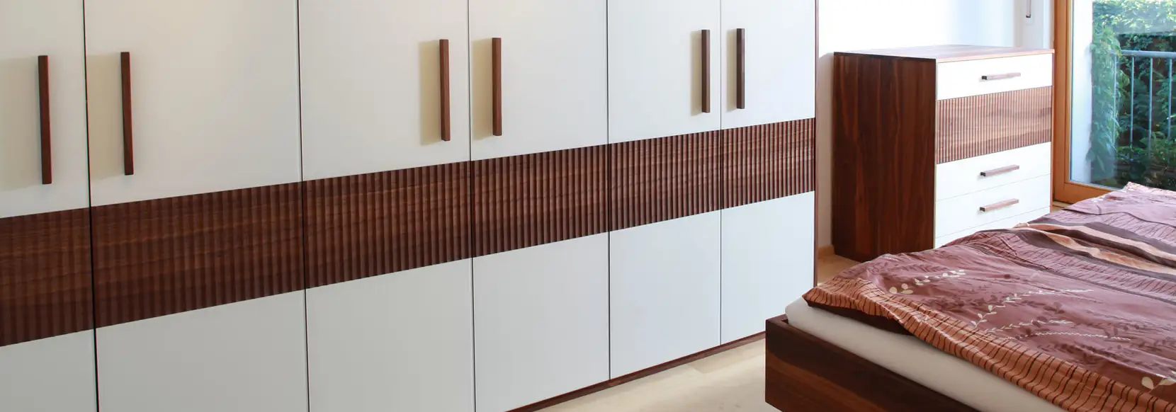 Massivholzschlafzimmer nussbaum mit Glas