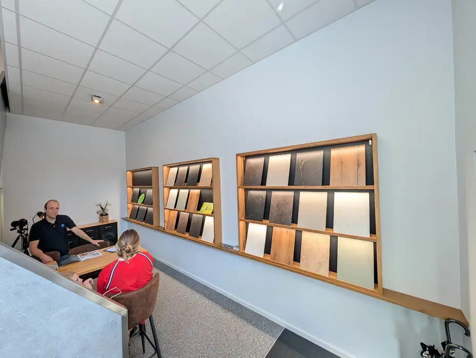 Präsentation der Dekoplatten in beleuchteten Massivholzrahmen 