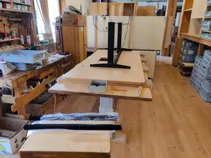 Das höhenverstellbare Gestell von LINAK wird montiert Das höhenverstellbare Gestell von LINAK wird montiert