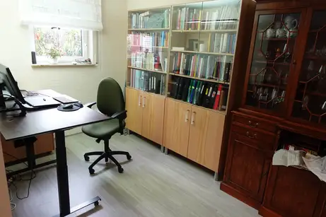 Höhenverstellbarer Schreibtisch in Thermobuche auf Rollen Höhenverstellbarer Schreibtisch in Thermobuche auf Rollen