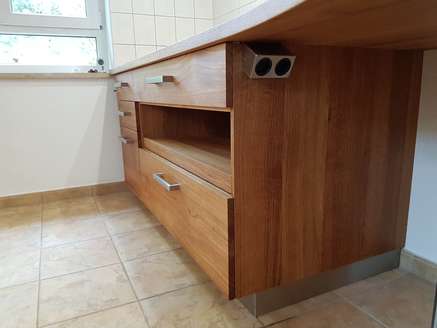 Kochfeldunterschrank mit offenen Topftablarauszug und Kochbesteckschulade