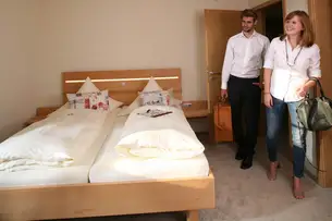 Hotelzimmer mit Massivholzmöbeln 