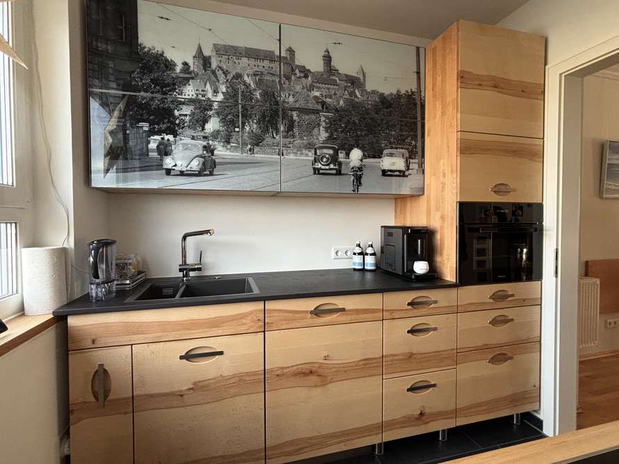 Buchenmassivholzküche mit Fotodruck und Kochinsel 