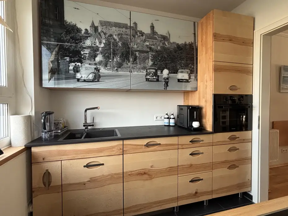 Buchenmassivholzküche mit Fotodruck und Kochinsel 