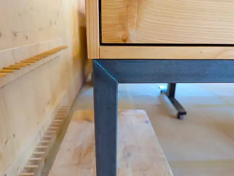 Das Fußgestell aus Rohstahl passend zu den Griffen, alles in Einzelanfertigung Das Fußgestell aus Rohstahl passend zu den Griffen, alles in Einzelanfertigung