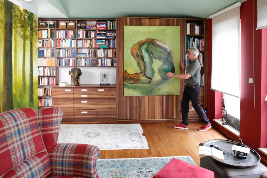 Massivholzwand aus Nussbaum mit Glasrückwand 