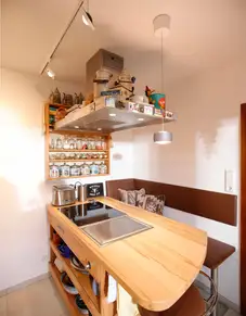  ledergepolsterte, zweibeinige Stahlbank mit extern montierter Lehne 