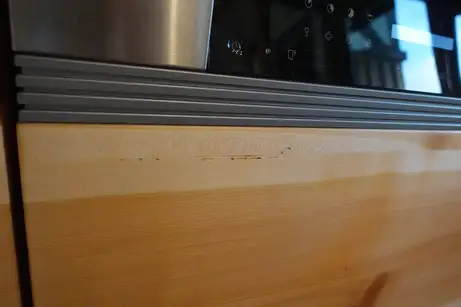 Massivholzküchenfronten mit Wurmlöchern 