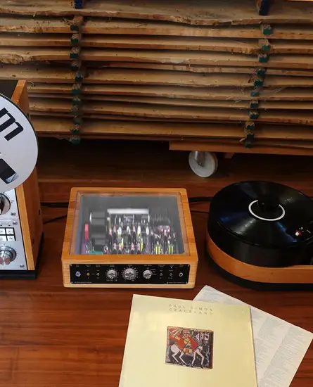 Vollverstärker Josef F in Massivholz Vollverstärker Josef F in Massivholz