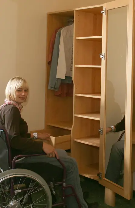 Barrierefreier Schrank für Rollstuhlfahrer ist unterfahrbar