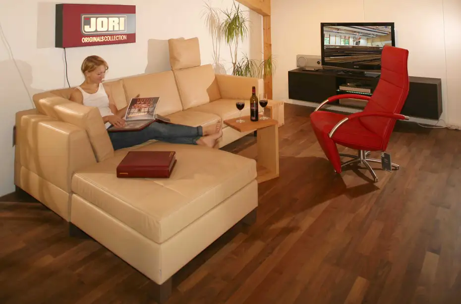 Hänge-TV-Lowboard in Thermobuche Hänge-TV-Lowboard in Thermobuche