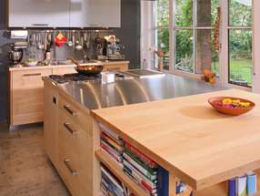 Edelstahlarbeitsplatte mit Holzkante Edelstahlarbeitsplatte mit Holzkante