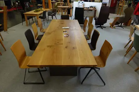 Eichen-Ausziehtisch mit Wange aus Rohstahl Eichen-Ausziehtisch mit Wange aus Rohstahl