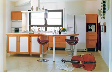 Bucheküche mit weiß und Kochinsel mit vielen Sitzplätzen 