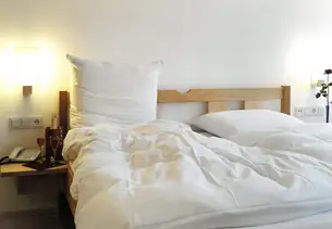 Am Bett montierter Nachttisch Am Bett montierter Nachttisch