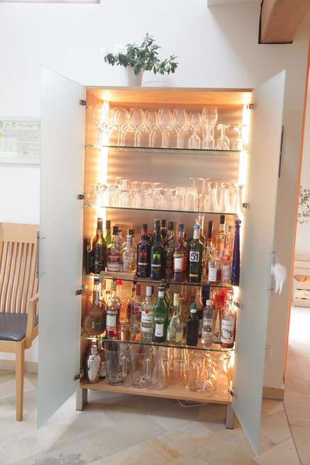 Masivholzmöbel als Barschrank 