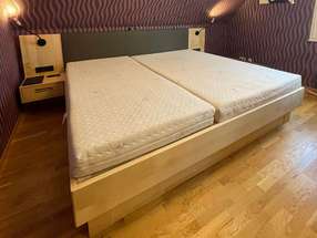 Massivholzbett in Ahorn mit Leuchten von Oligo 