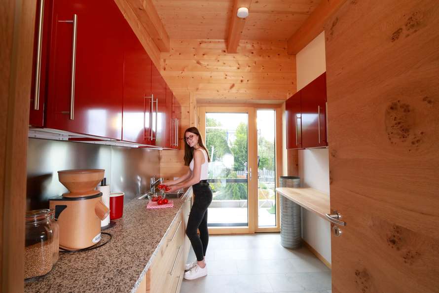 Hauswirtschaftsraum in Massivholz und rotem Metall 