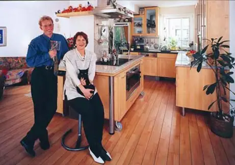 Kochinsel rund um den Kamin mit Arbeitsplatte aus Granit 