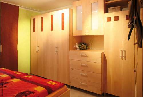 Schlafzimmer aus regionalem Massivholz 2006-9: Die Möbelmacher