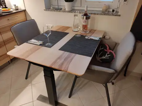 Massivholztisch in Esche, höhenverstellbar Massivholztisch in Esche, höhenverstellbar