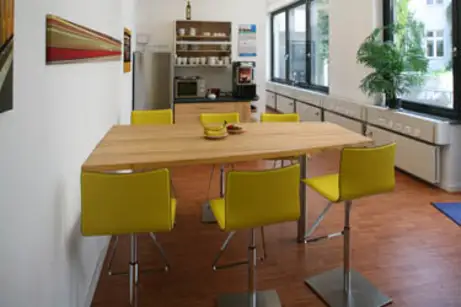 Caffeeterria mit den Massivholzmöbeln aus der HErsbrucker Alb