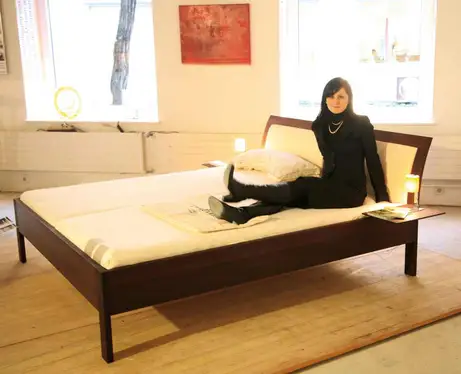 Dunkle Thermobuche massiv mit weißem Leder Dunkle Thermobuche massiv mit weißem Leder