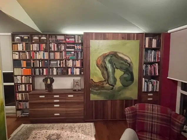 Klappbett in Bücherwand mit Kunst 