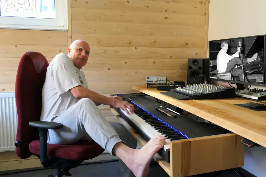 Höhenverstellbarer Schreibtisch mit herausziehbarem Keyboard Höhenverstellbarer Schreibtisch mit herausziehbarem Keyboard