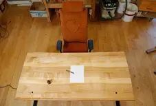 Höhenverstellbarer Schreibtisch aus massivem Kirschbaum Höhenverstellbarer Schreibtisch aus massivem Kirschbaum