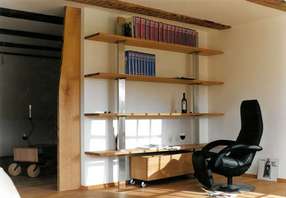 Bücherregal aus Edelstahl und Holz 