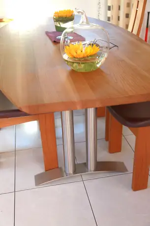 Massivholztisch mit Edelstahlgestell mit Kufe Massivholztisch mit Edelstahlgestell mit Kufe