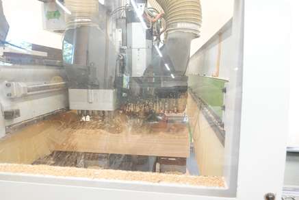 Massivholzboxen auf der CNC-Maschine 