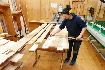 Die Seitenteile des Sargs werden zusammensortiert Die Seitenteile des Sargs werden zusammensortiert