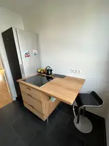 Kochinsel der Massivholzküche 