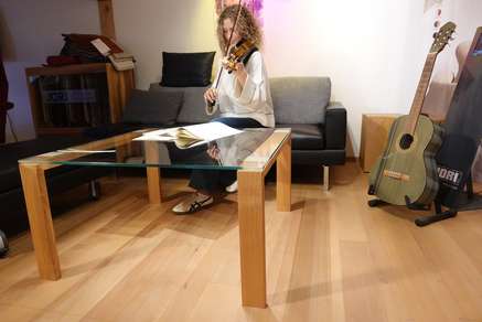 Glascouchtisch mit Kirschbaumgestell Glascouchtisch mit Kirschbaumgestell