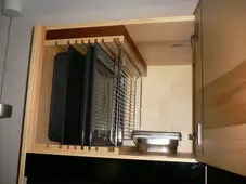 Einteilung für Backbleche und Bräter im Oberschrank