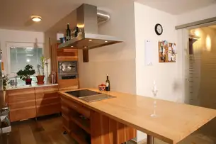 Kirschbaumkochinsel mit Ahornplatte und Edelstahlfuß  in Nürnberg